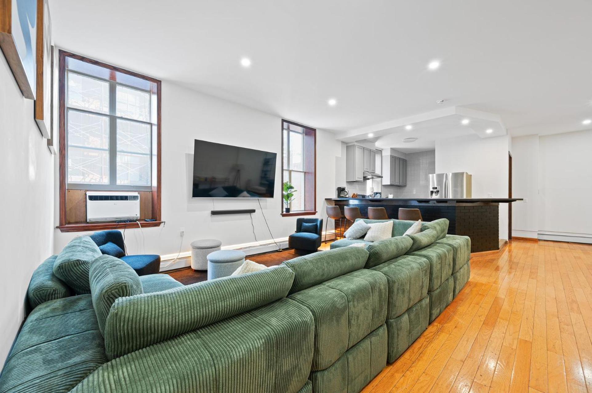Massive Soho Loft 5bedrooms 2 Baths - 2500 Sqft *