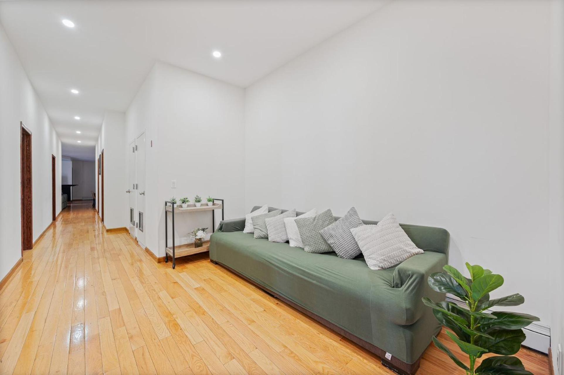Massive Soho Loft 5bedrooms 2 Baths - 2500 Sqft *