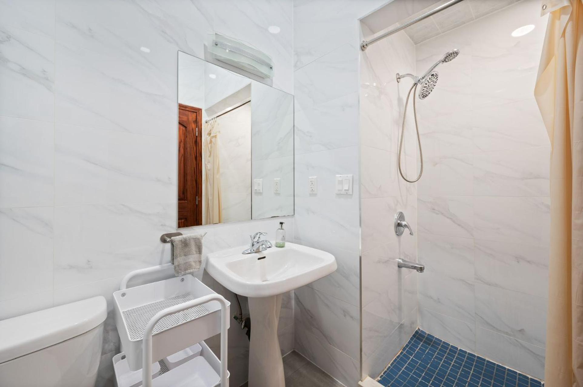 Massive Soho Loft 5bedrooms 2 Baths - 2500 Sqft