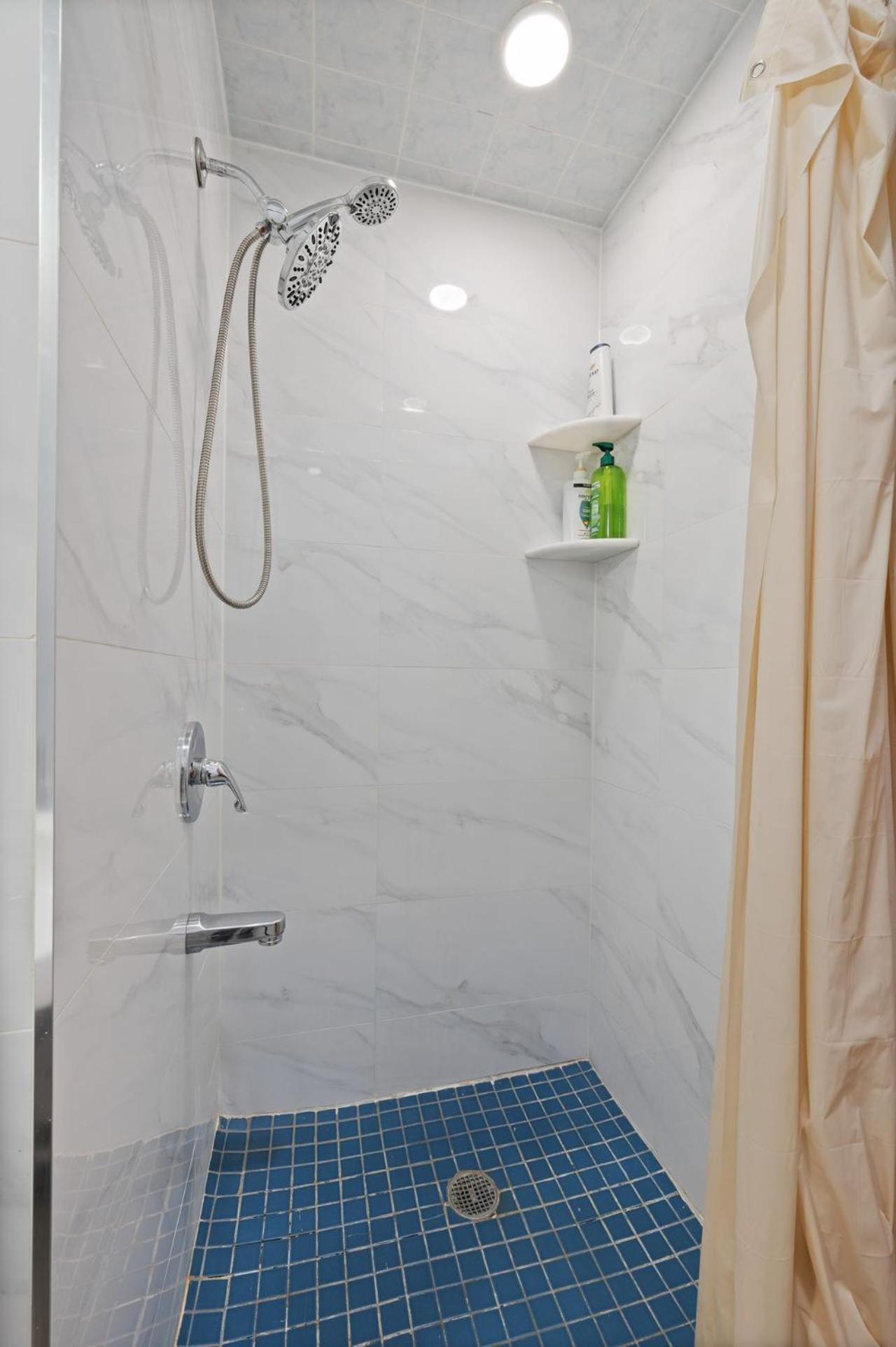 Massive Soho Loft 5bedrooms 2 Baths - 2500 Sqft Hotel *