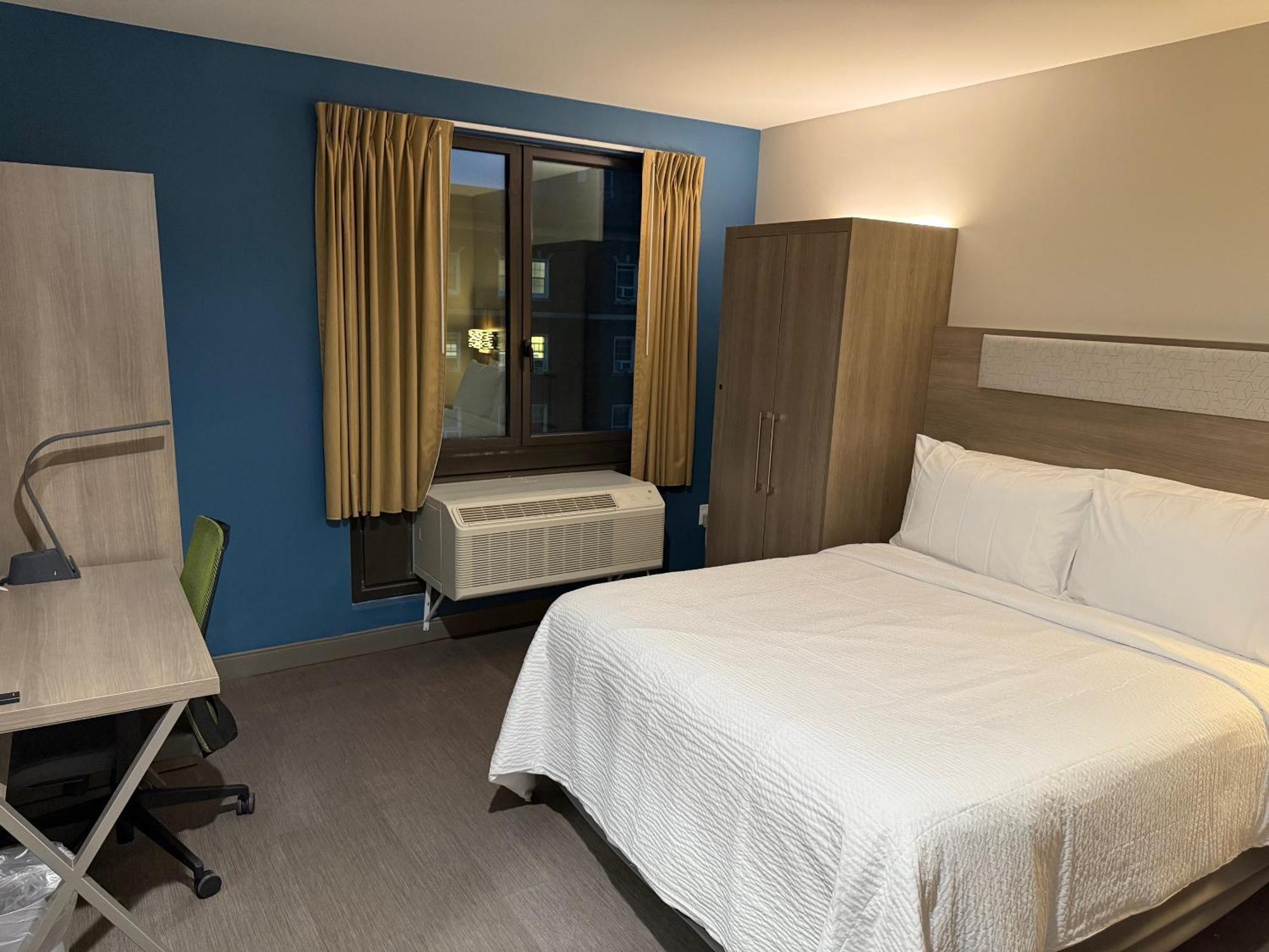 Khách sạn Holiday Express & 3*