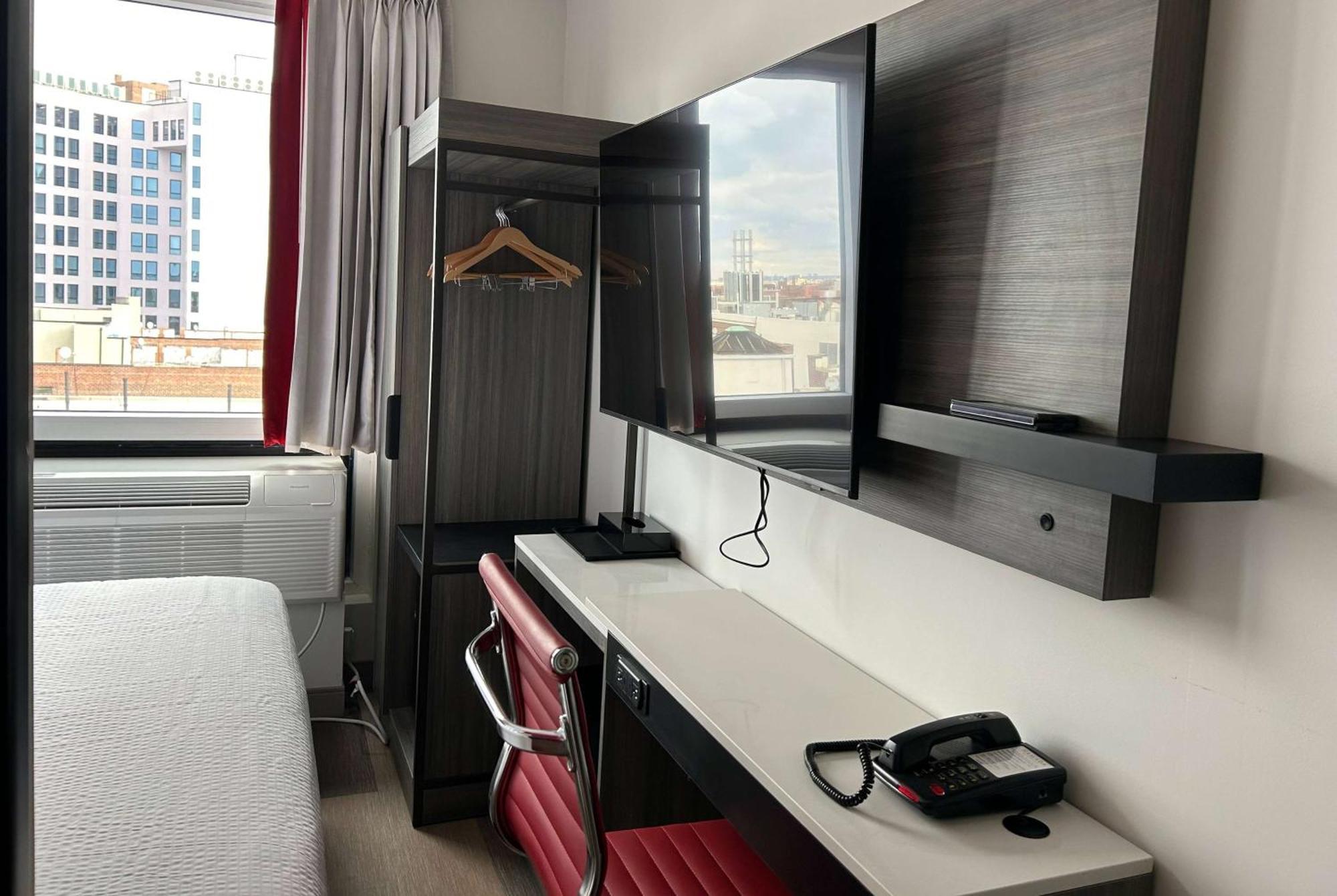 Khách sạn Ramada By Wyndham Brooklyn Near Flatbush 3*