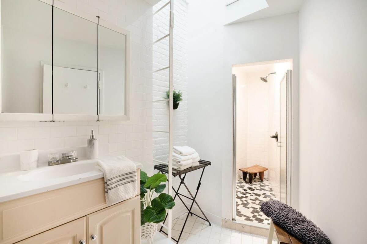 Căn hộ 2br Prime West Village Newly Furnished *