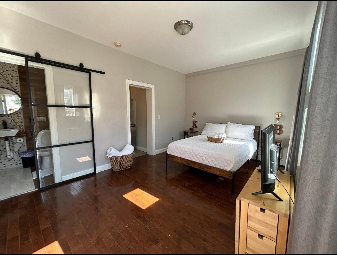 Newly Renovated One Bedroom ! Căn hộ