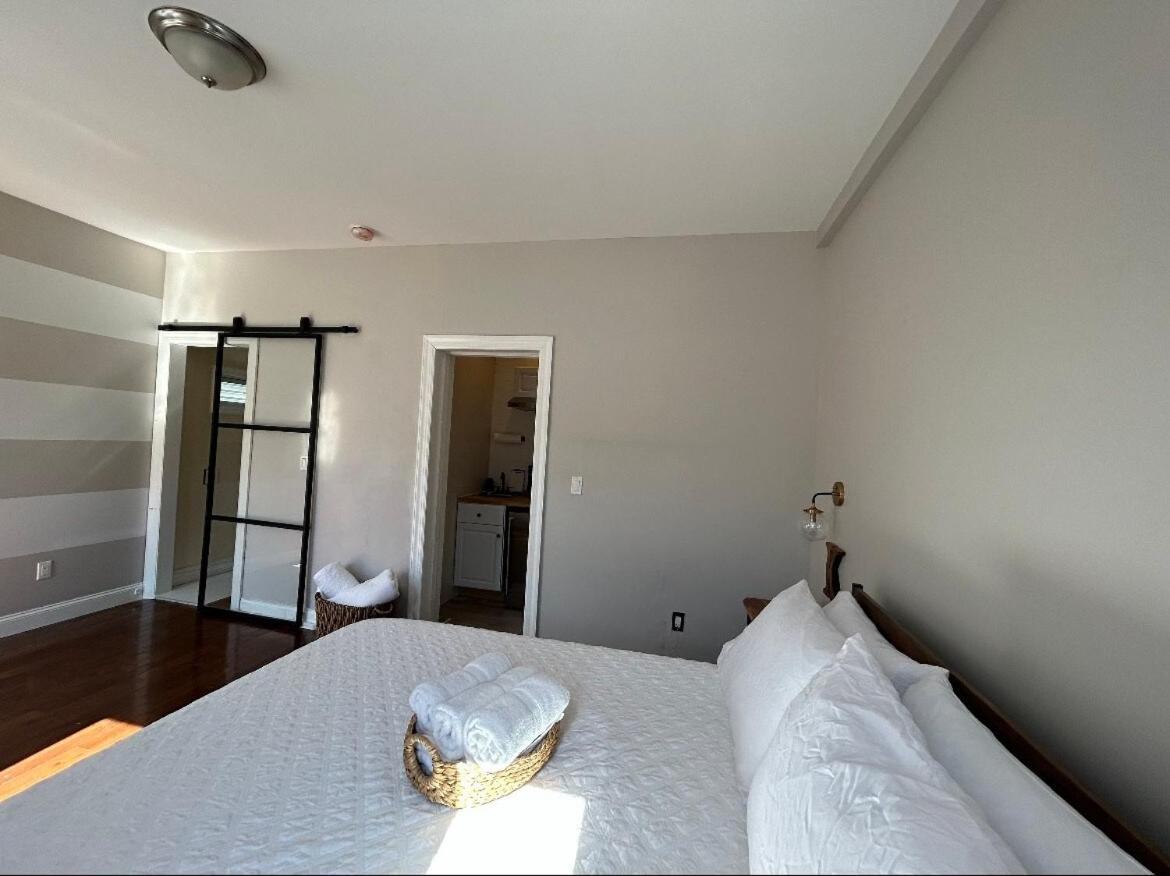 Căn hộ Newly Renovated One Bedroom ! New York