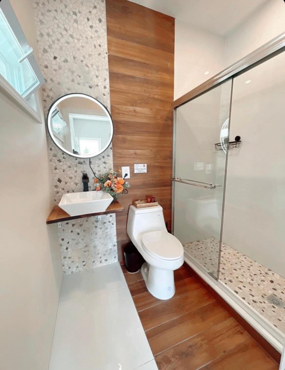 Newly Renovated One Bedroom ! Căn hộ *