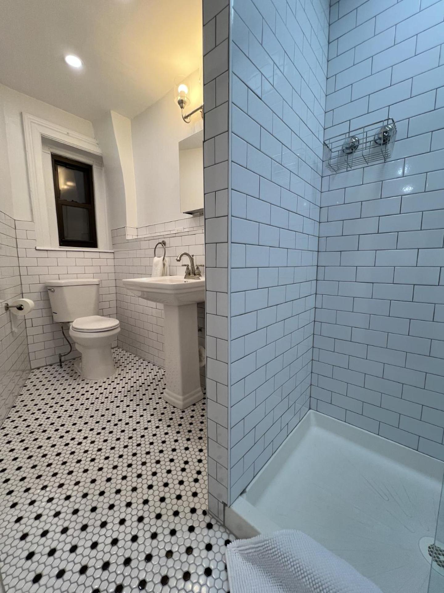 Nhà khách Share Historic Brownstone With The Host! *