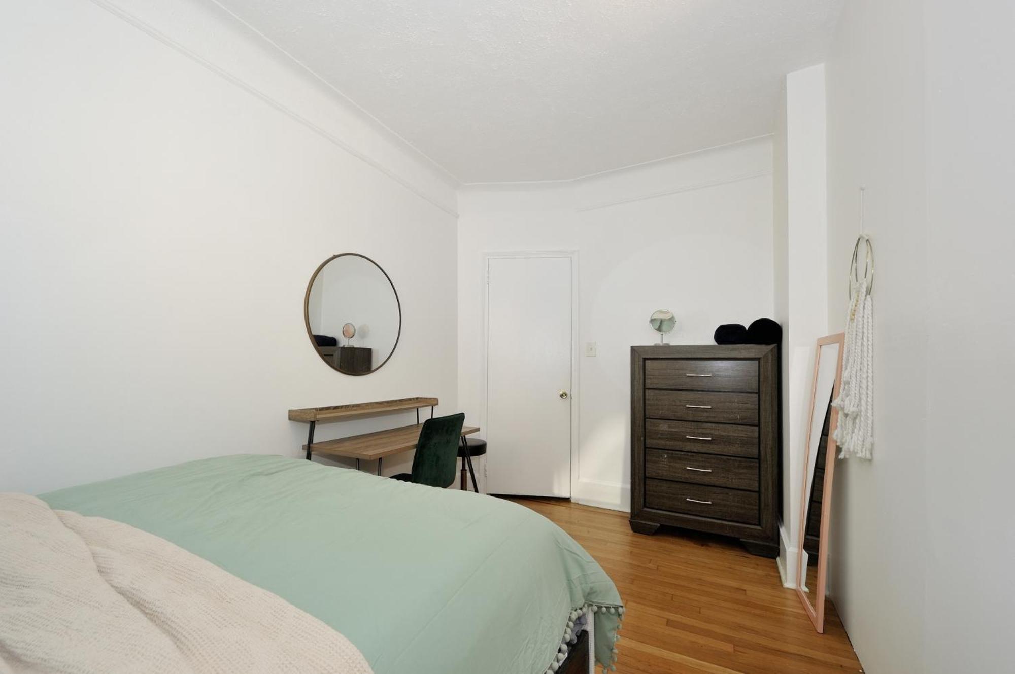 5 Bedroom 2 Bath Full Floor Midtown Căn hộ *
