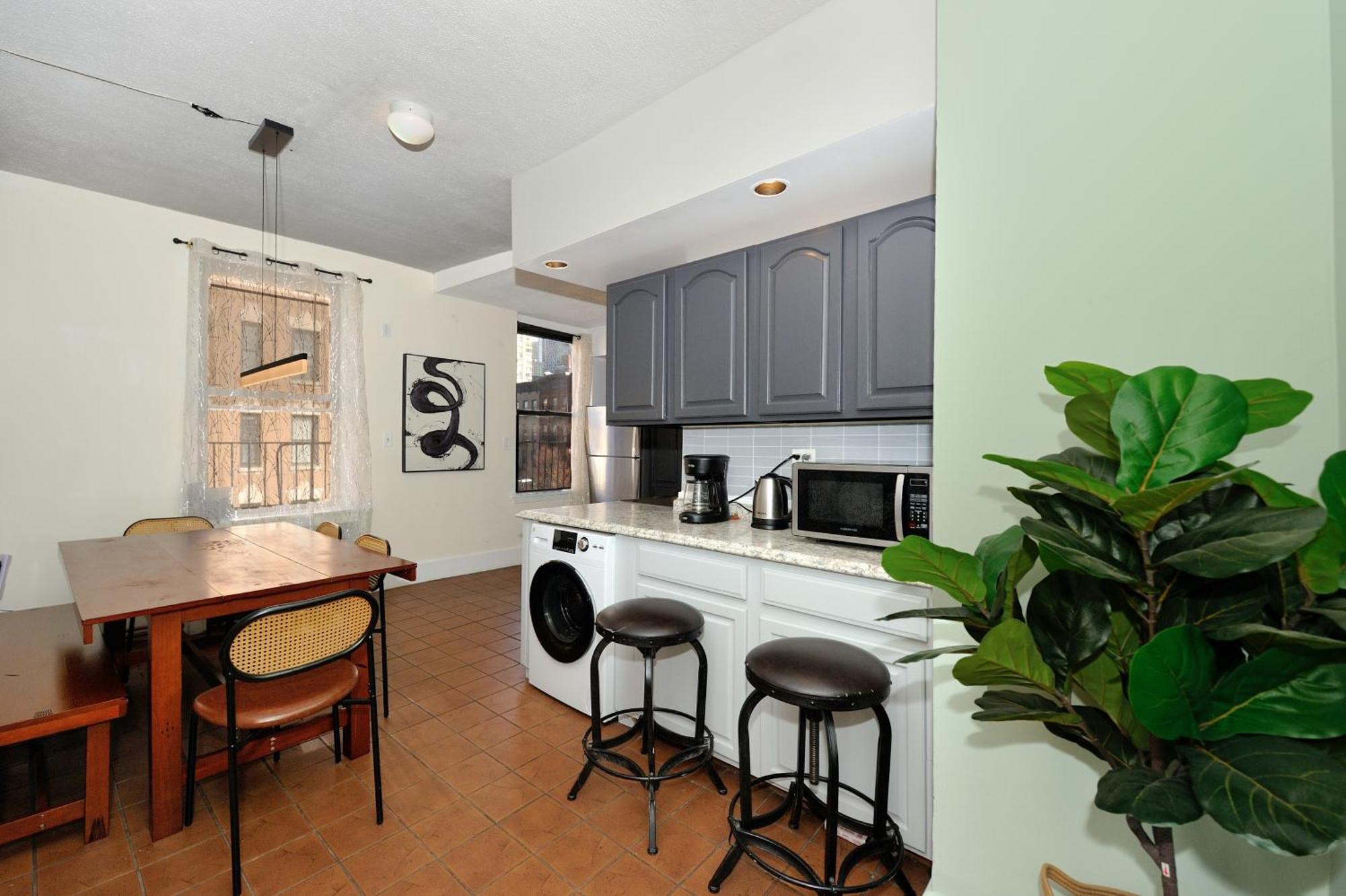Căn hộ 5 Bedroom 2 Bath Full Floor Midtown
