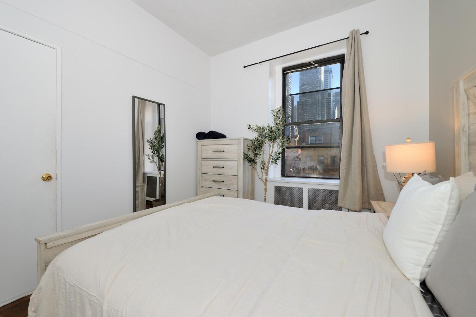 Căn hộ 5 Bedroom 2 Bath Full Floor Midtown *
