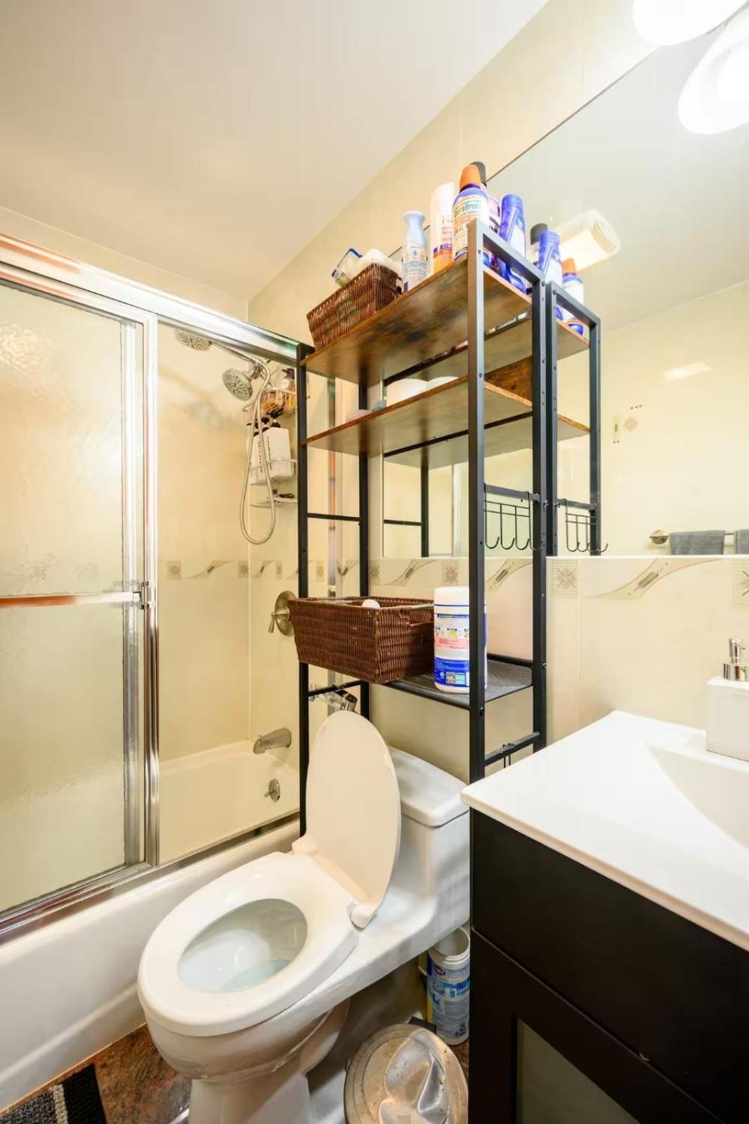 Large Private & Private Bathroom Ở trọ