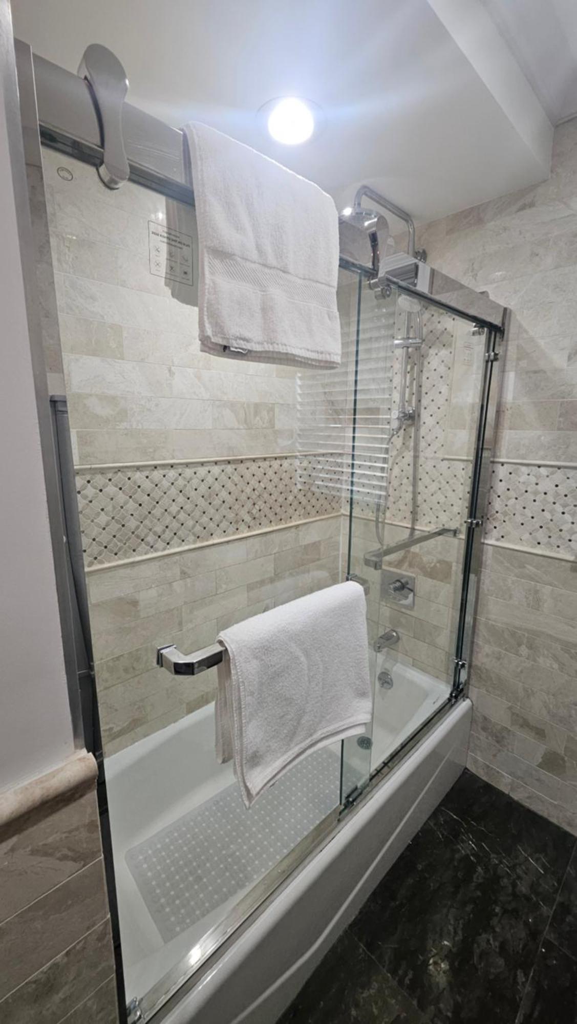 Ở trọ Luxury Hotel-style In Queens, New York