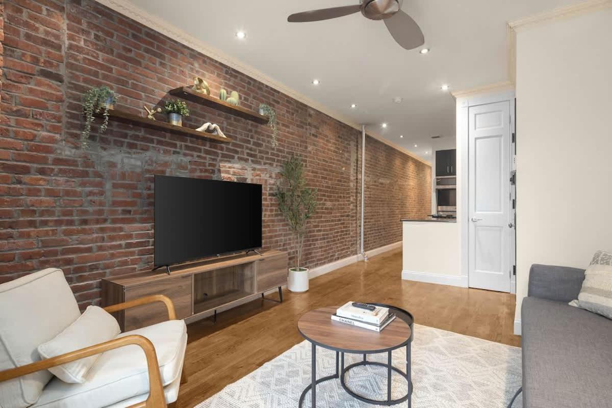 Stylish East Side Escape Steps From Fun Apartamento *
