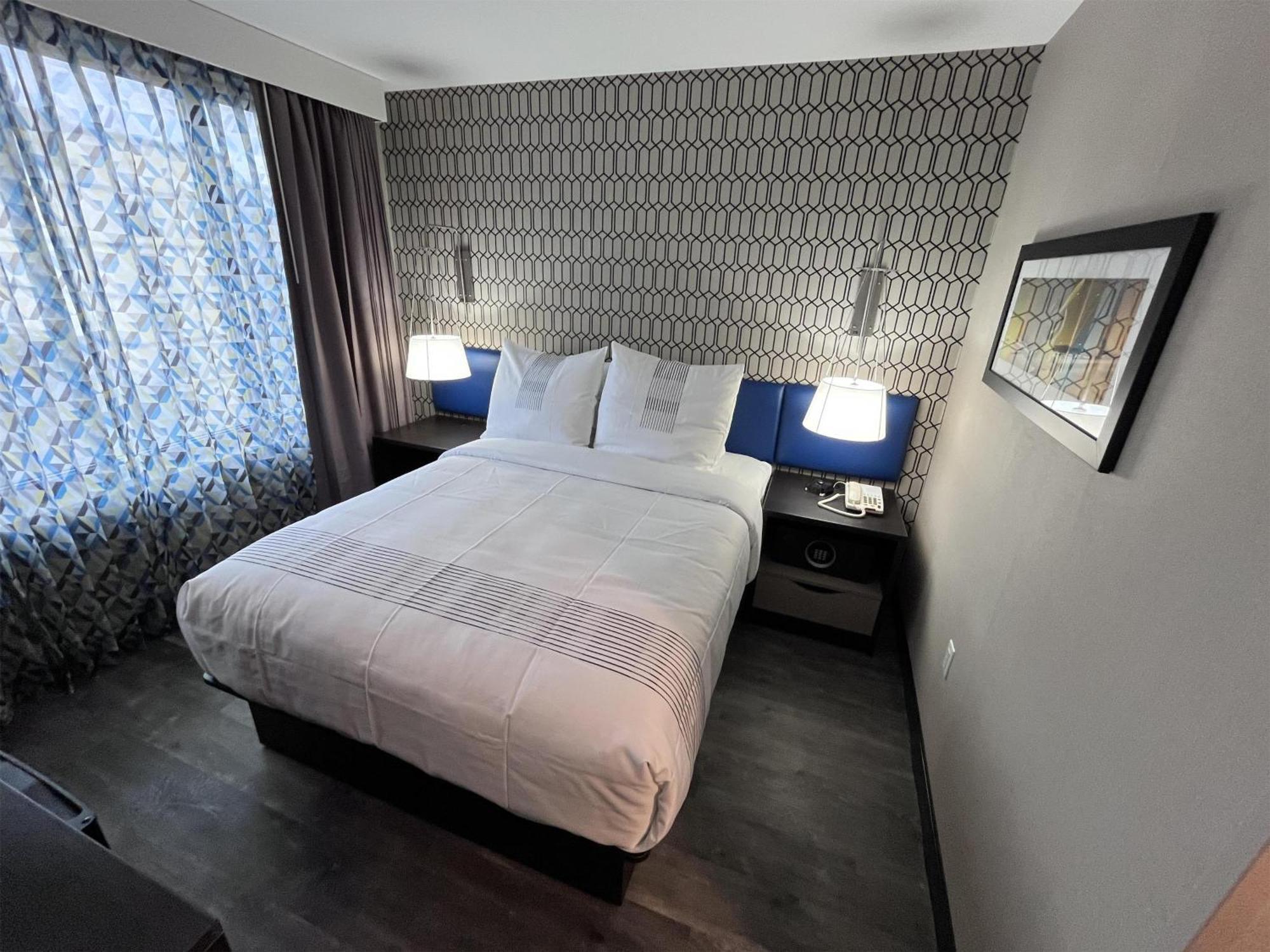 Hotel Glo Western Bronx Nyc