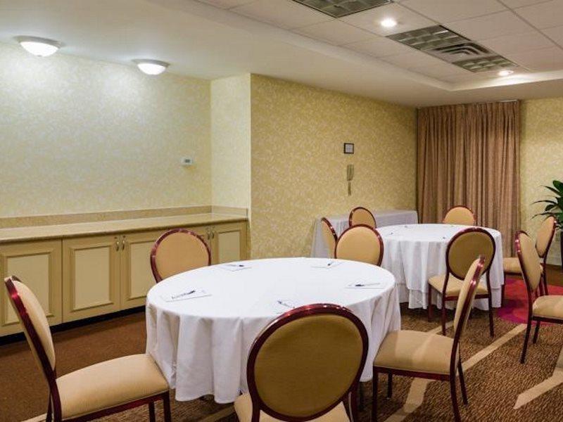 Khách sạn Hilton Garden Queens Jfk - Newly Renovated