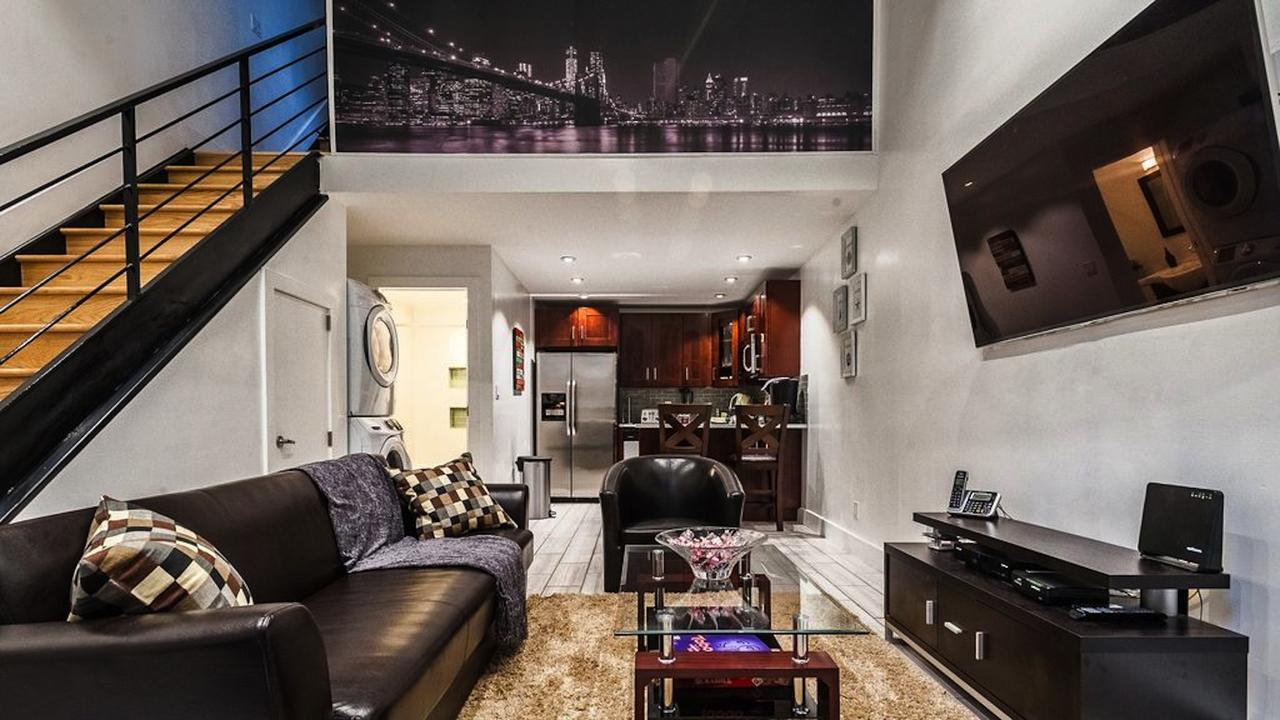 Triplex Carriage House Apartment *