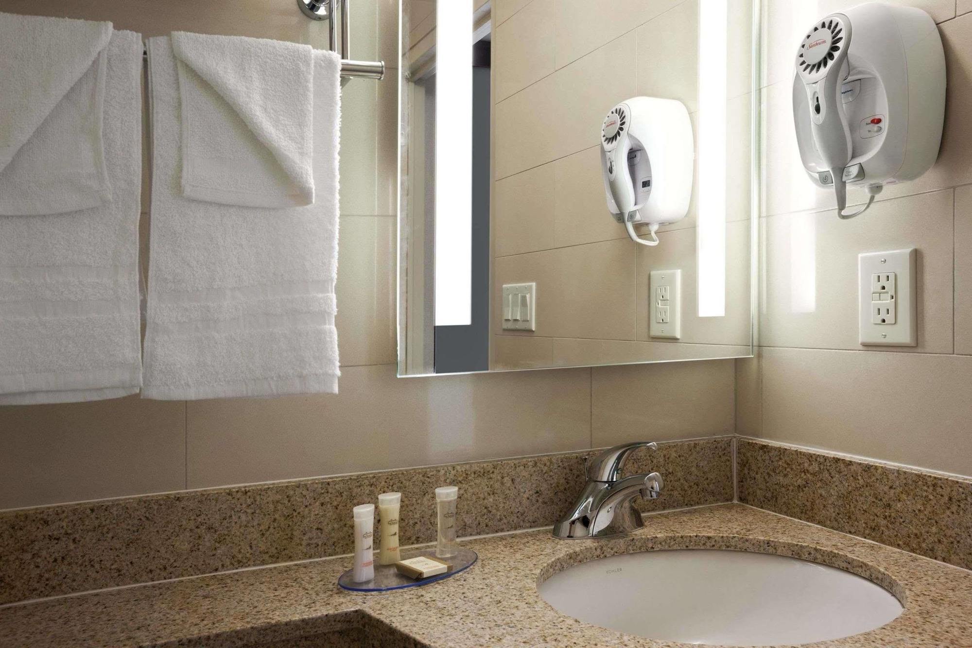 Khách sạn Howard Johnson By Wyndham Jamaica Ny Near Airtrain Jfk