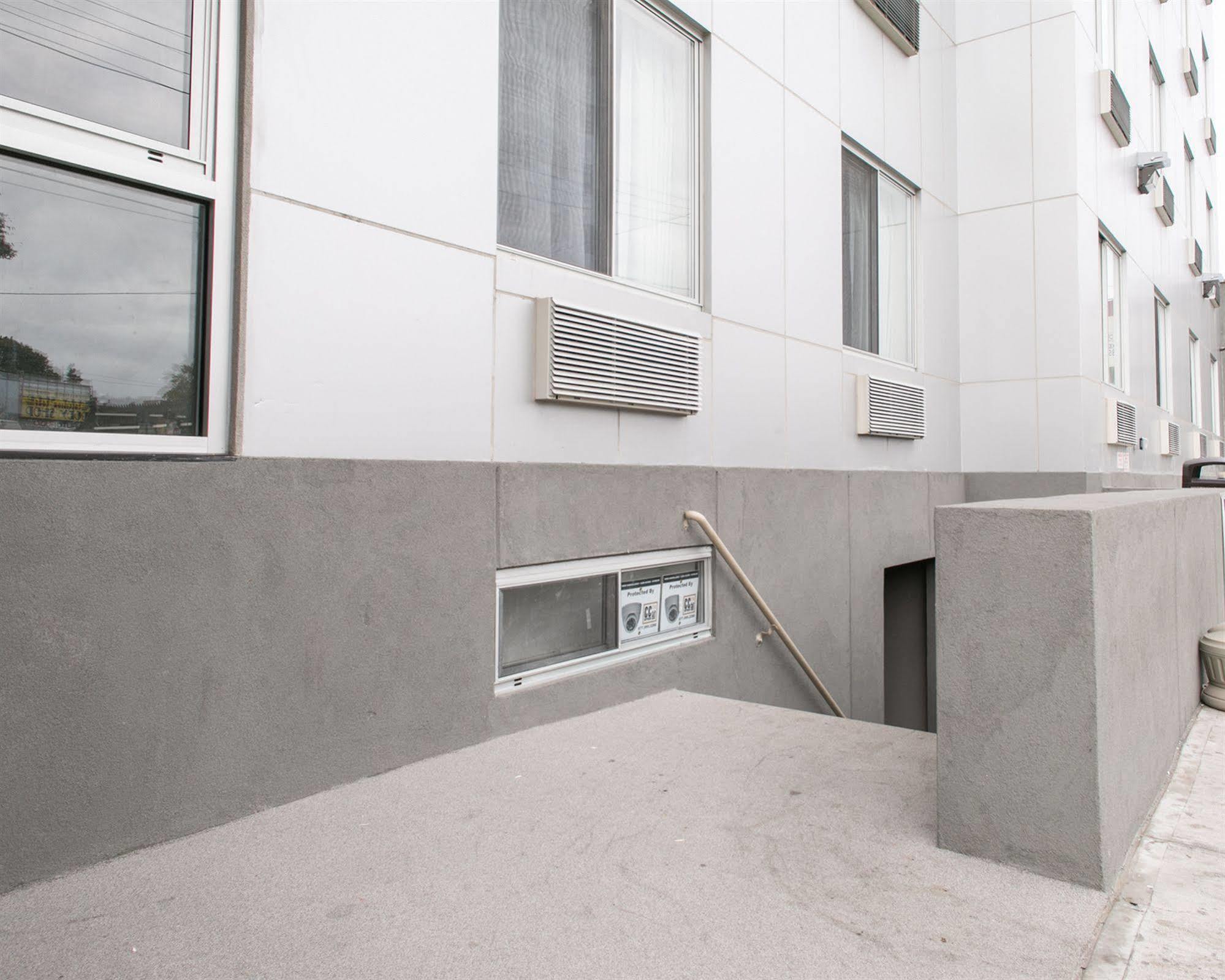 Khách sạn Days By Wyndham Brooklyn Borough Park 3*