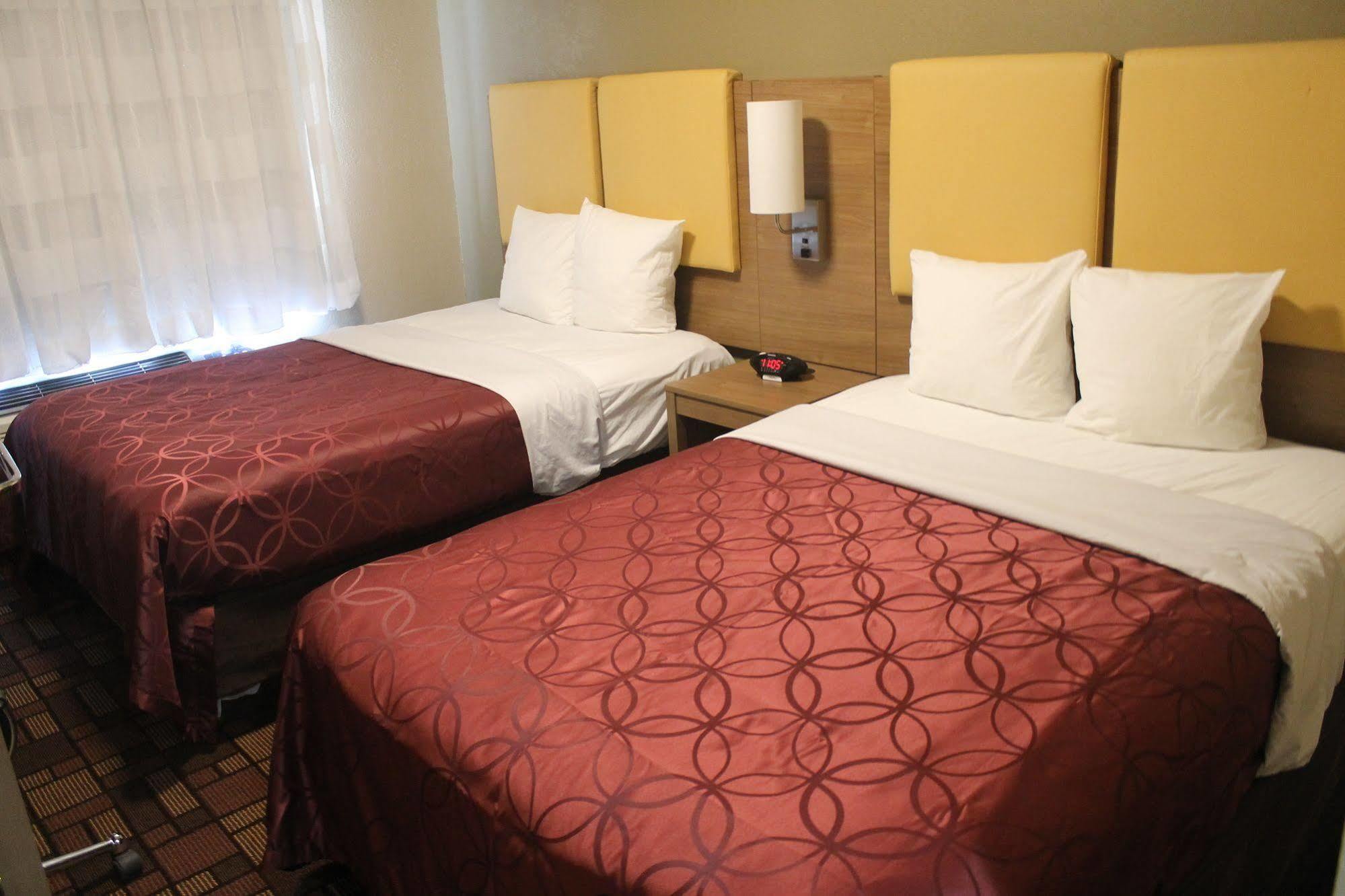 Khách sạn Days By Wyndham Brooklyn Borough Park 3*