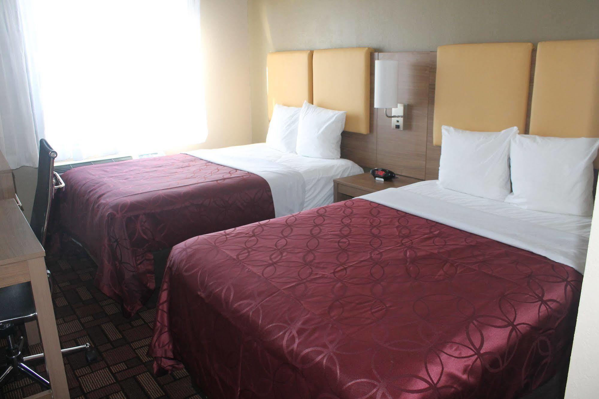 Khách sạn Days By Wyndham Brooklyn Borough Park 3*