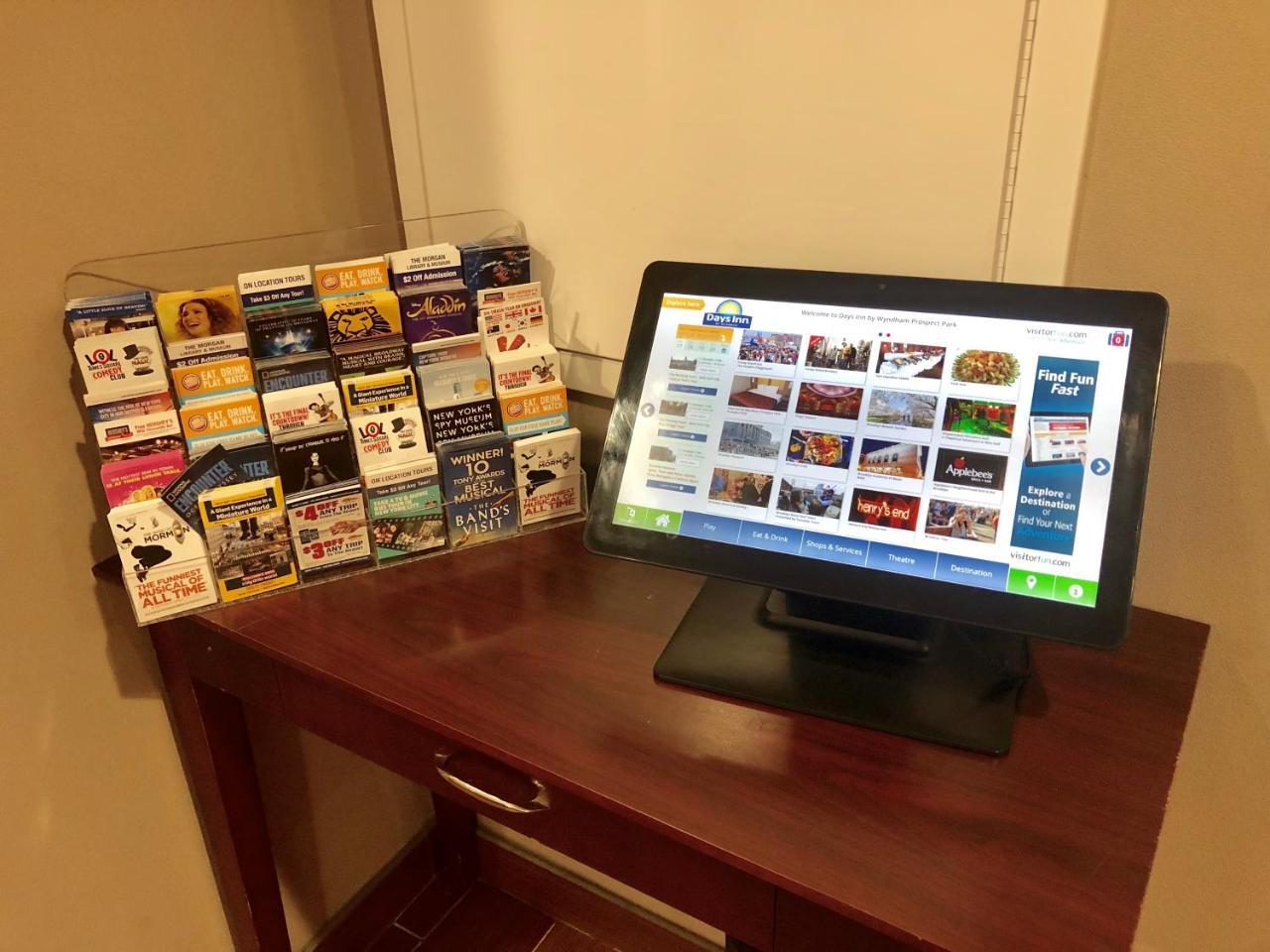 Khách sạn Days By Wyndham Brooklyn Borough Park 3*