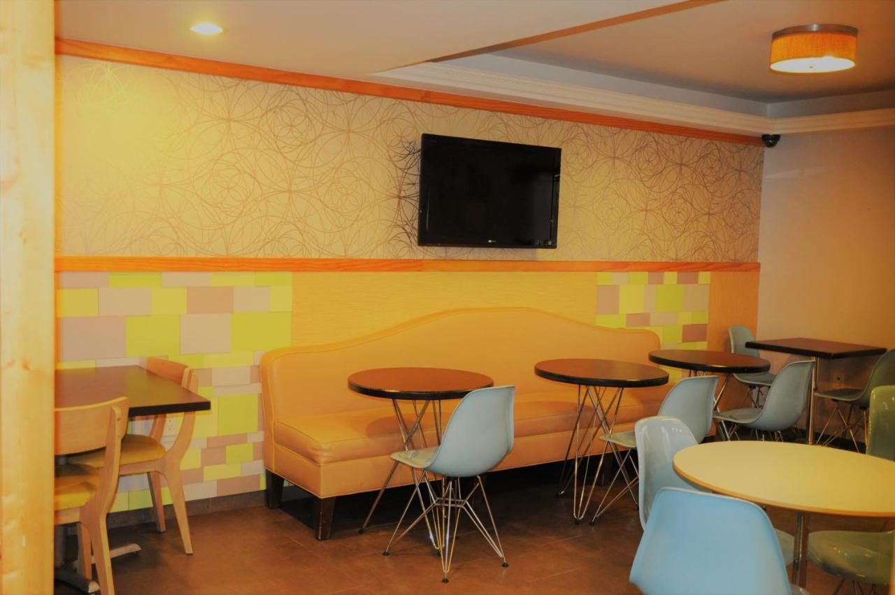 Ramada By Wyndham Staten Island Khách sạn 3*