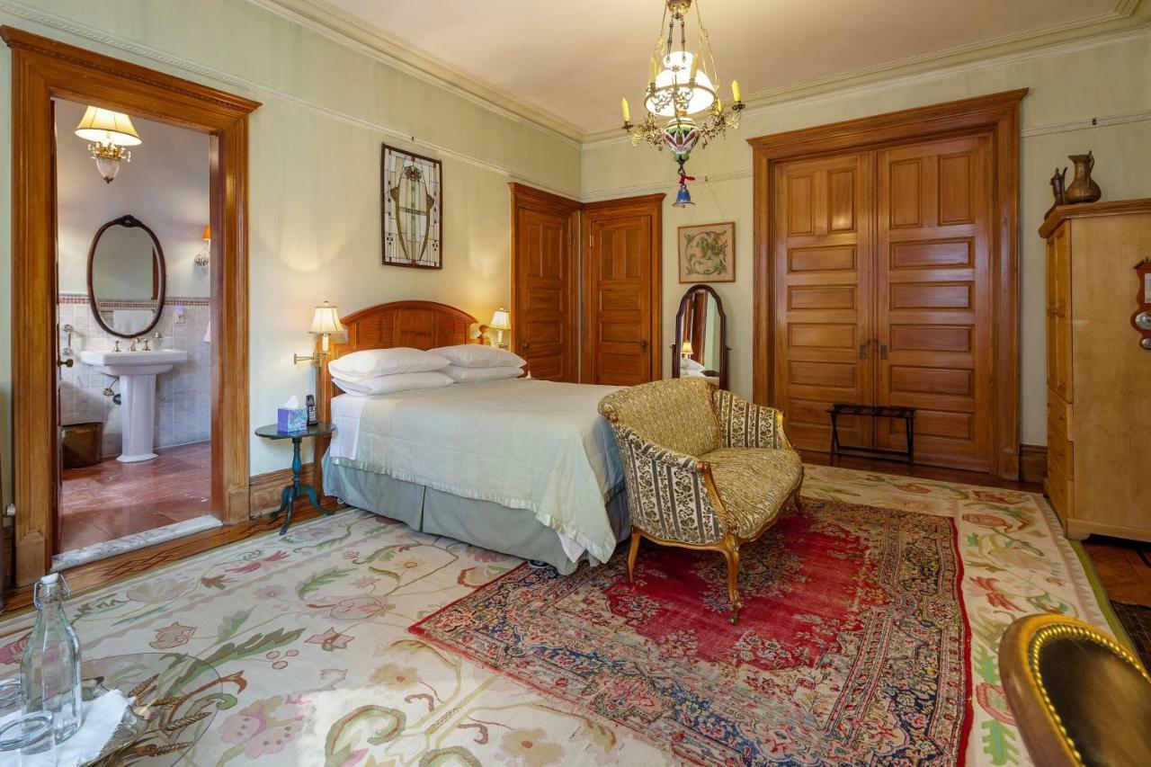 Nhà khách Manhattan Guest Suites 3*