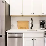 240-14 New Studio Prime Location W&D In Unit