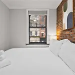Sleek Manhattan Pad In Prime Location