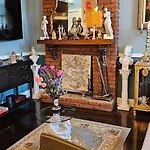 Luxurious Apartment At Colonial Townhouse