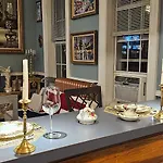 Luxurious Apartment At Colonial Townhouse