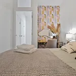 Designer 2 Bedroom Comfort Near Central Park