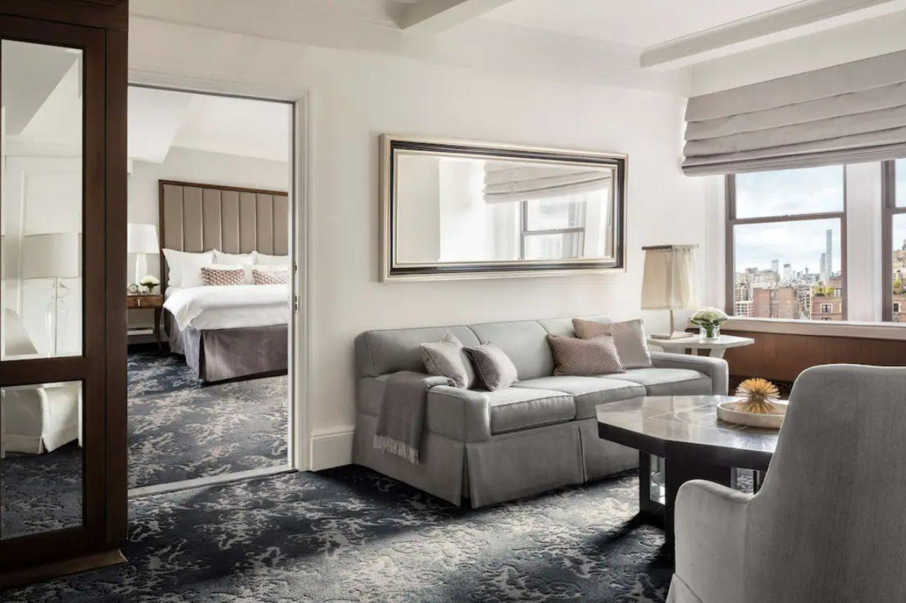 The Surrey Khách sạn 5*