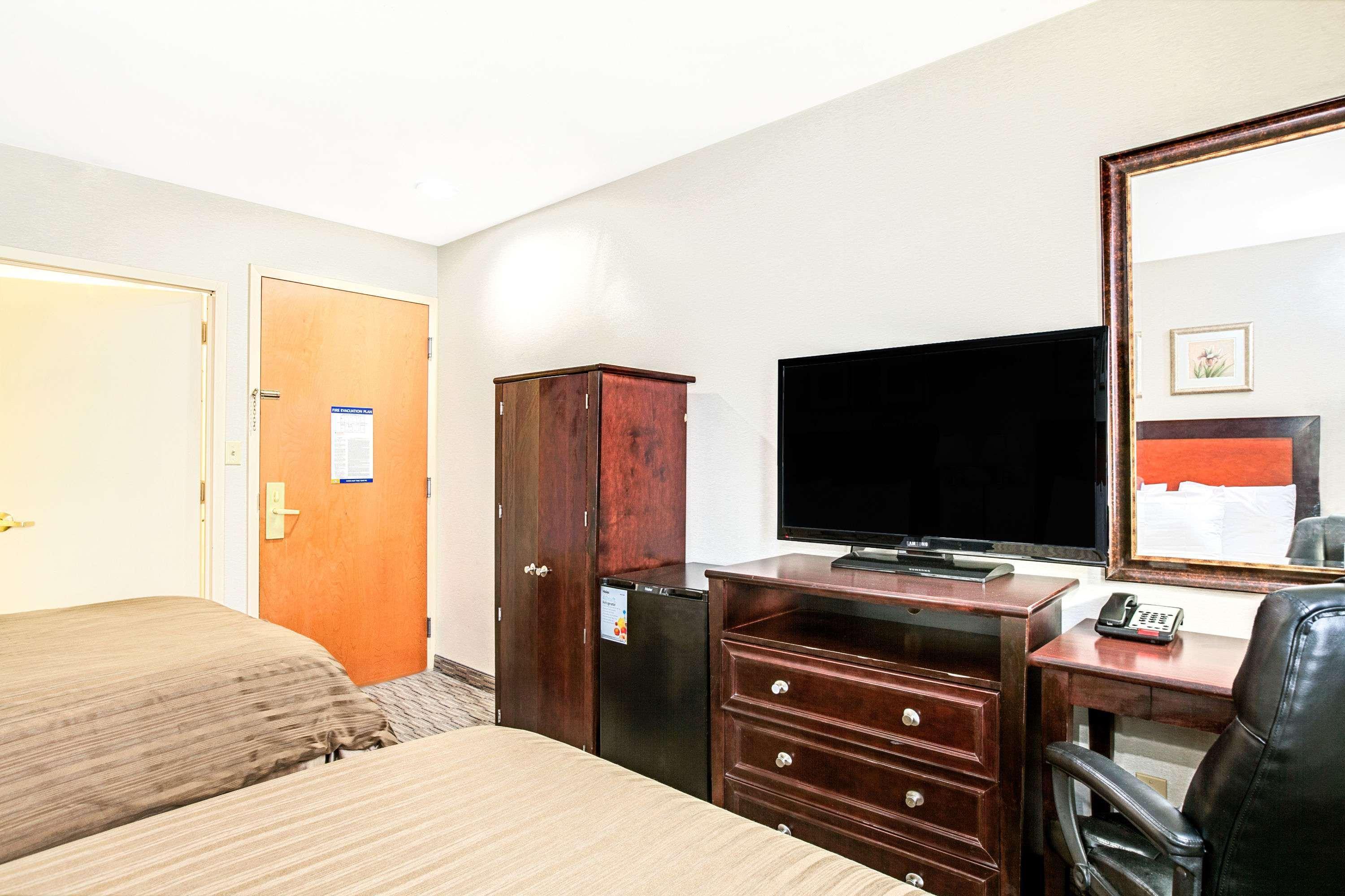 Khách sạn Days By Wyndham Long Island 3*