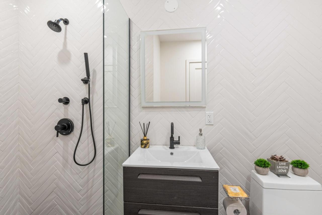 Nhà nghỉ Luxe Studio Apt With Charming Juliet Balcony New York
