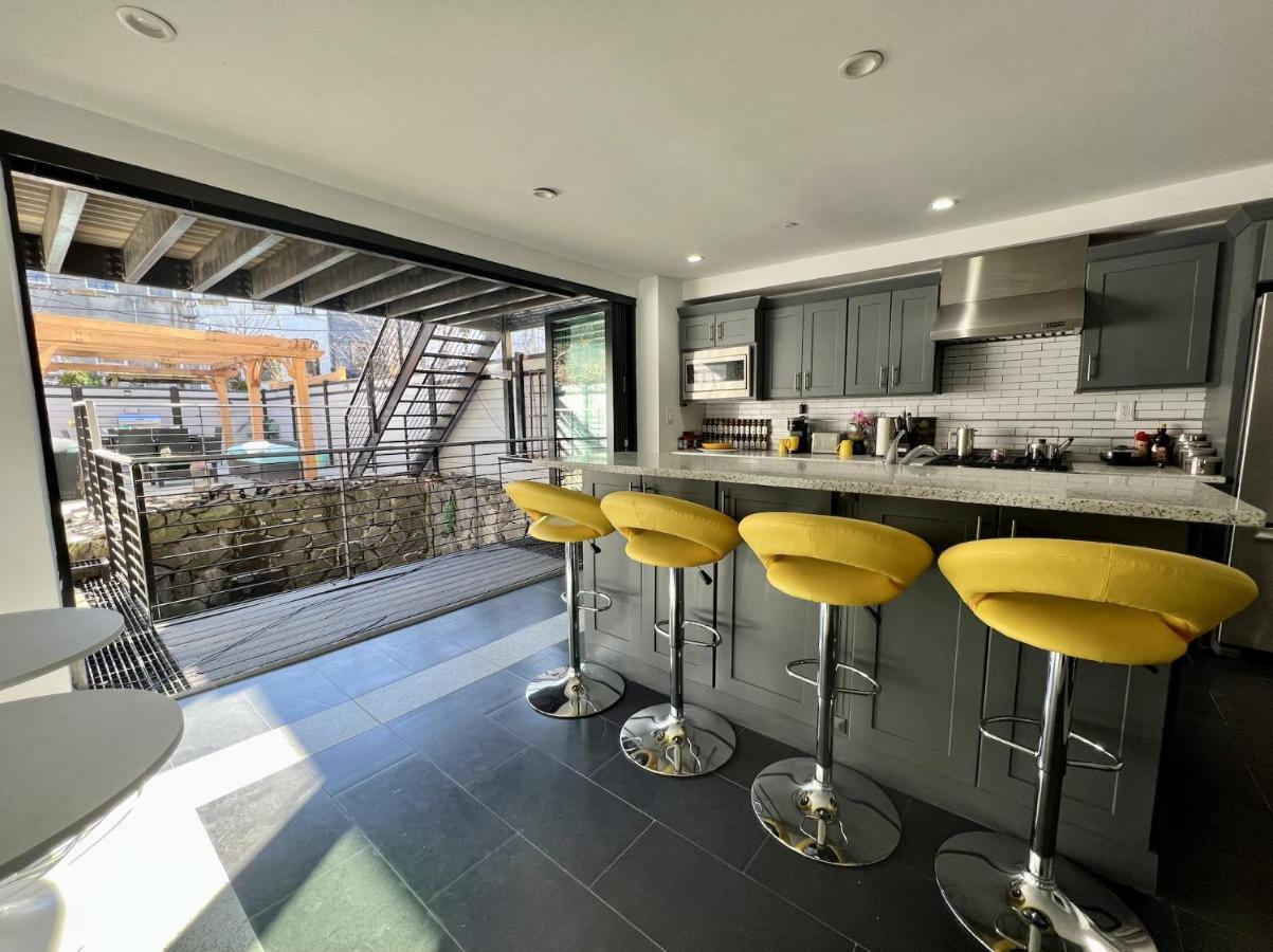 The Caz, A Modern Brooklyn Townhome With Waterfall Acomodação com café da manhã  Nova York