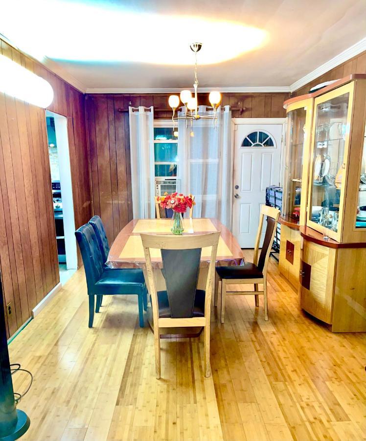 Nhà nghỉ Lga Airport 3 Mins, 3 Bedroom Duplex House, Parking And Private Backyard, 9mins Subway! *