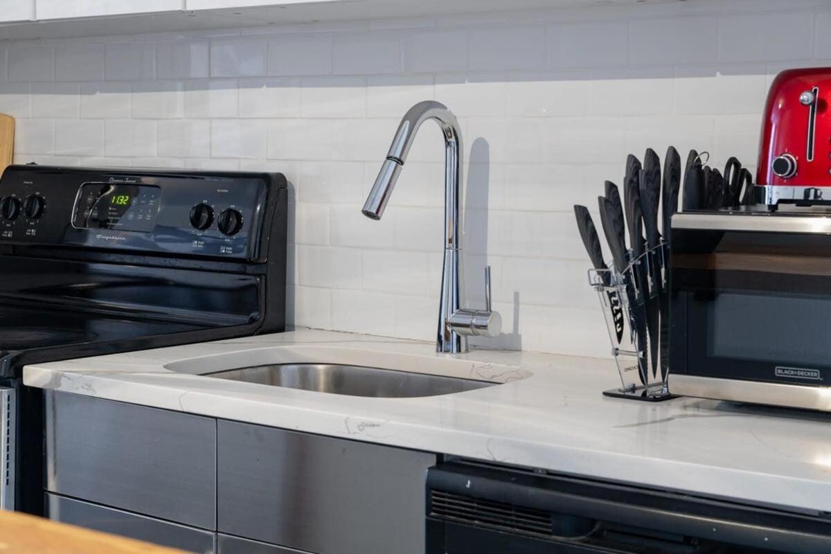 E10-1 Designer East Village Townhouse 1br Căn hộ *