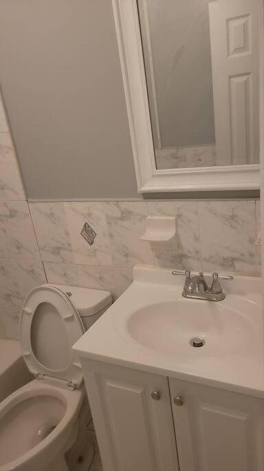 Hospedagem domiciliar In A House With King Size Bed In A Landlord Hosted Three Bedroom