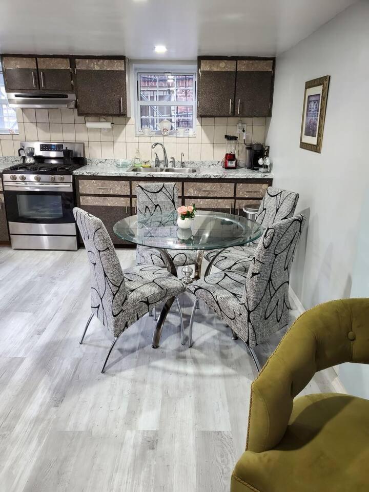 Căn hộ Lovely 2 Bedroom With 2 Entrance And Parking New York