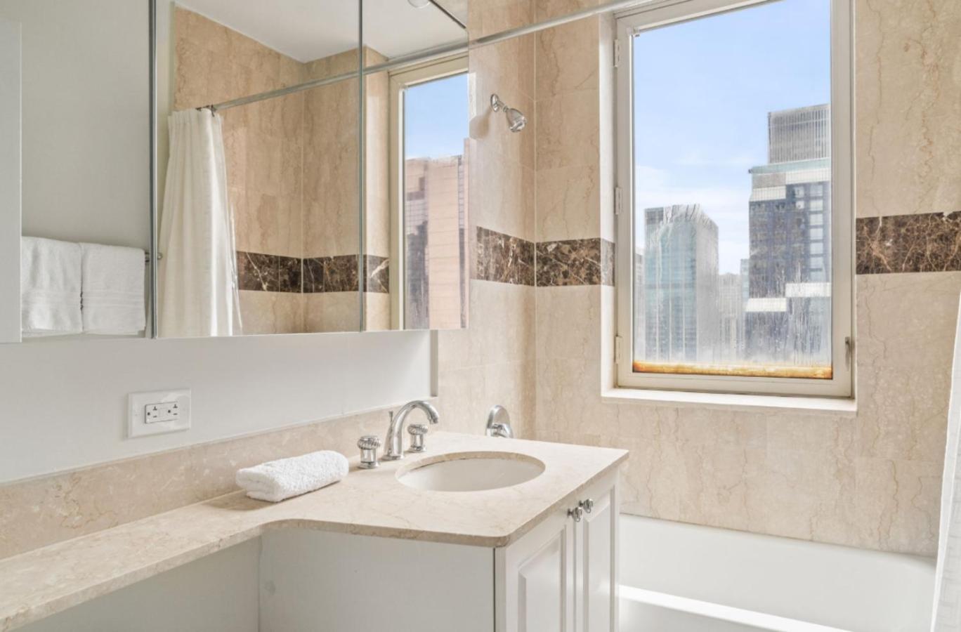Manhattan Luxury 8 *