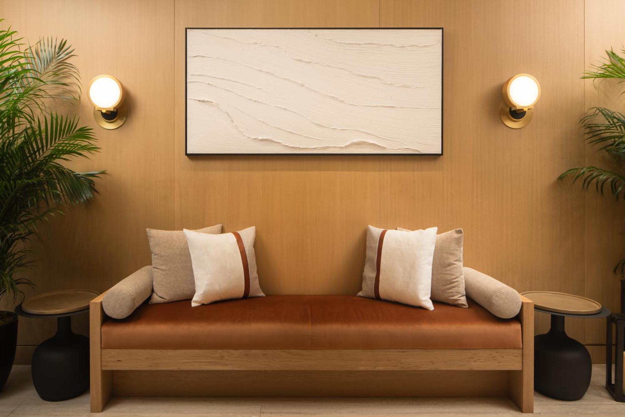 Khách sạn Aura Times Square Newly Renovated 4*
