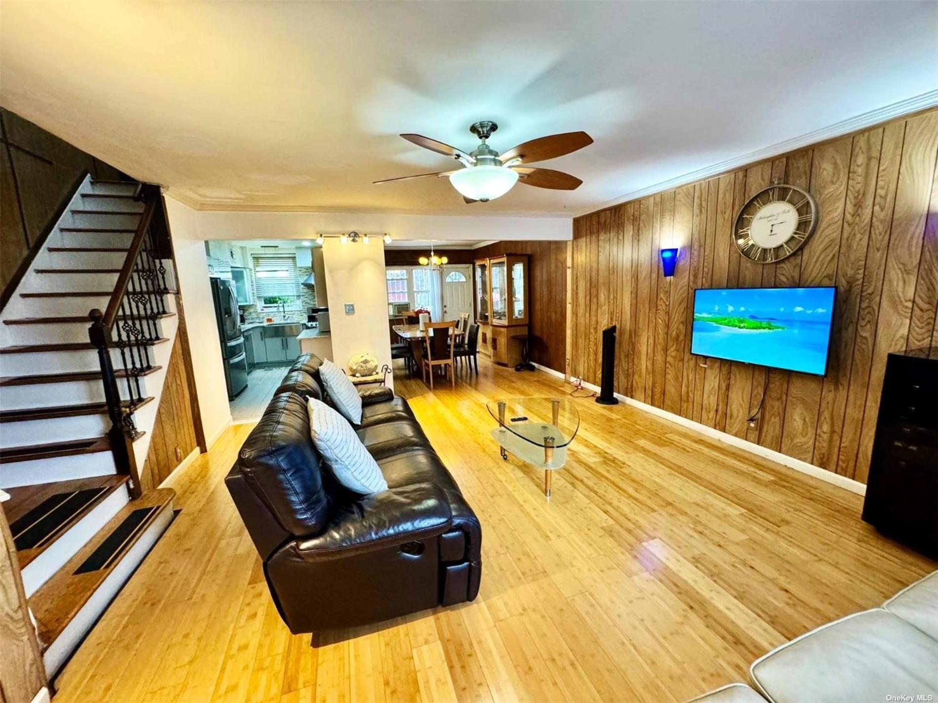 Nhà nghỉ Lga Airport 3 Mins, 3 Bedroom Duplex House, Parking And Private Backyard, 9mins Subway!