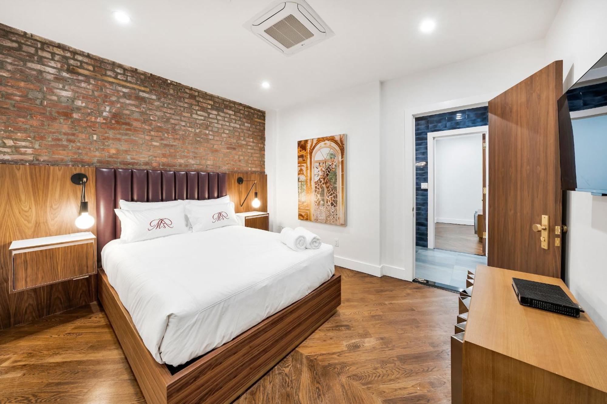 Landmarked Nyc Townhome - Sleeps 10 -Group-Friendly Holiday home *
