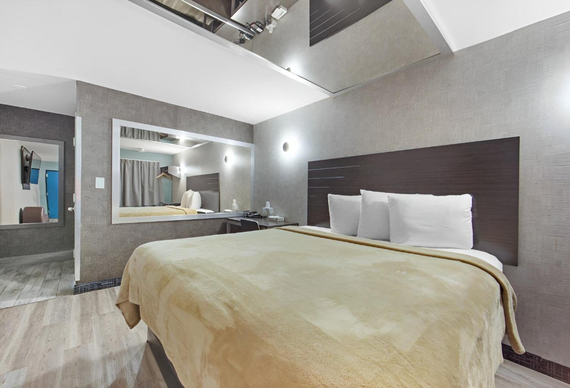 Opus Bronx Near Bay Plaza Mall Khách sạn 3*