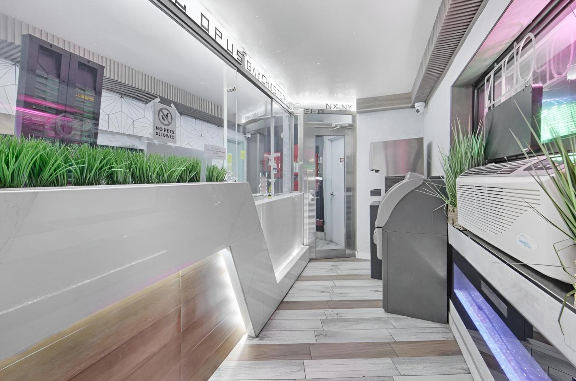 Khách sạn Opus Bronx Near Bay Plaza Mall