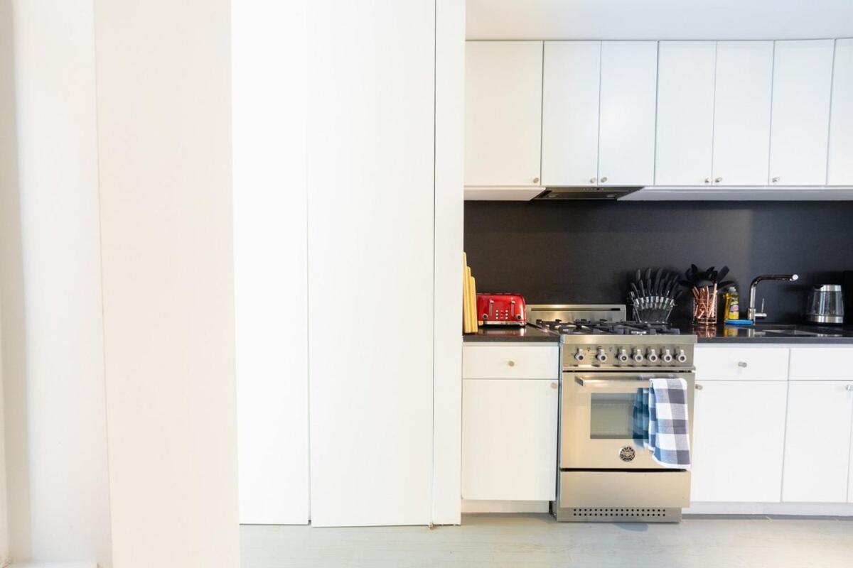 E10-2 Designer East Village Townhouse 1br Căn hộ *
