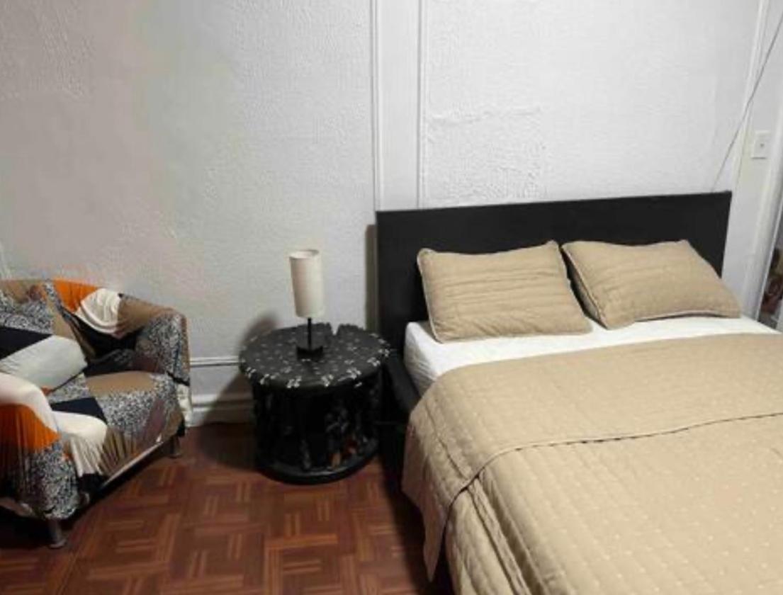 Ở trọ Large And Spacious Facing A Beautiful Park Minutes Away From Manhattan