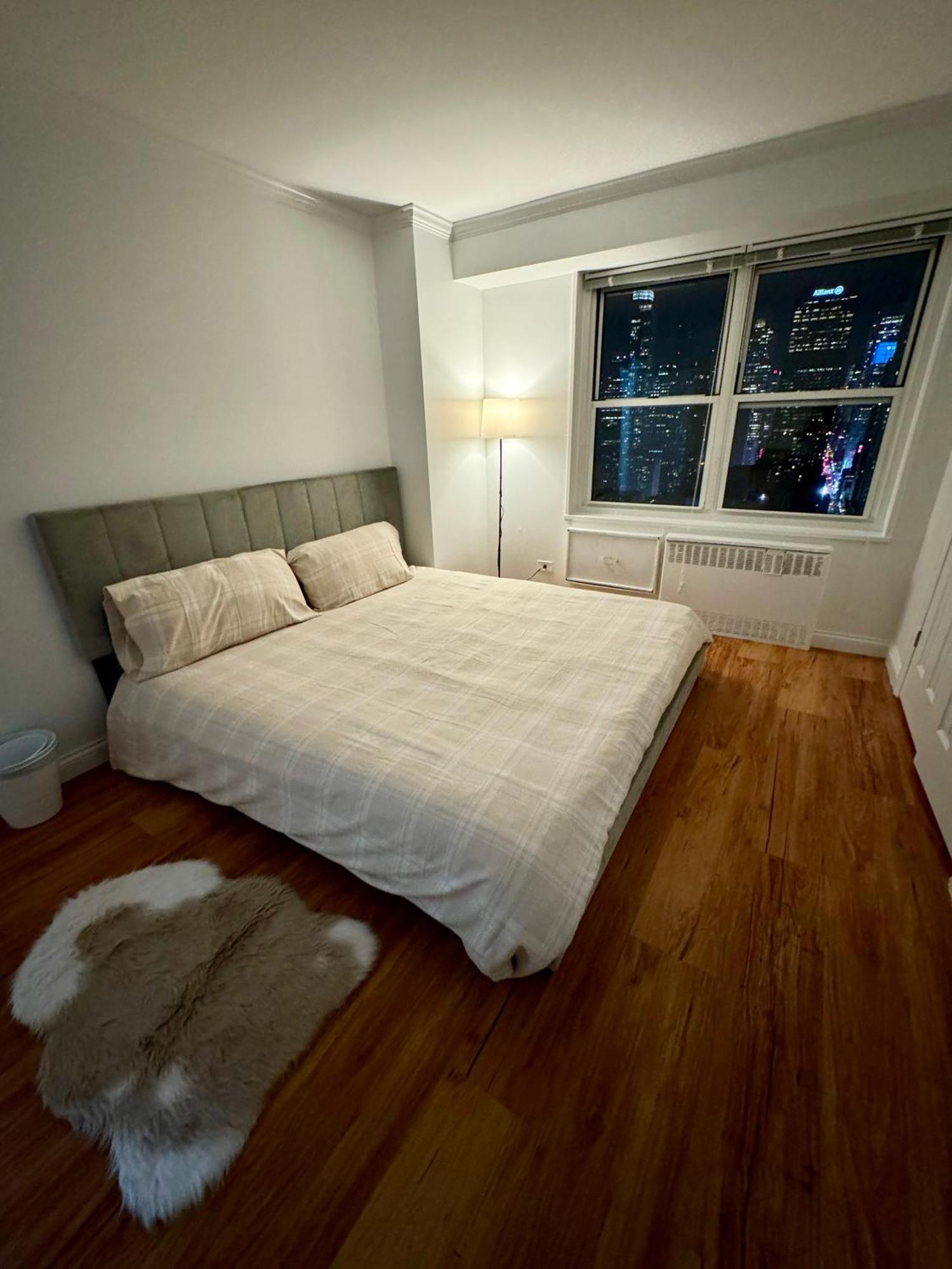 Midtown High Floor Fantastic Panoramic View Corner 2 Bedroom Căn hộ *