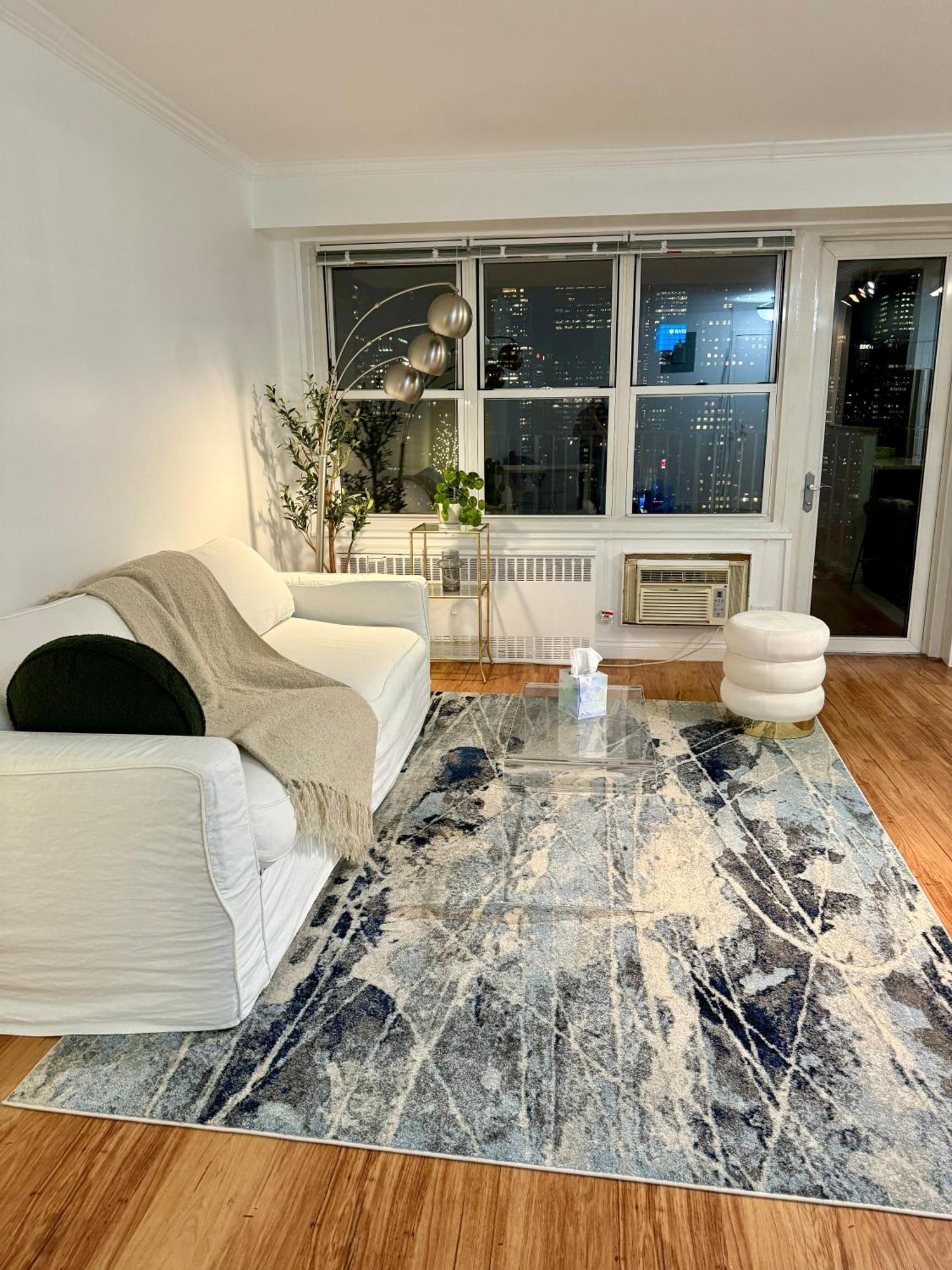 Căn hộ Midtown High Floor Fantastic Panoramic View Corner 2 Bedroom *